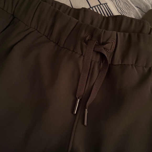 Lululemon on the fly jogger dark olive sz 8 hardly worn EUC $118 - Picture 6 of 8